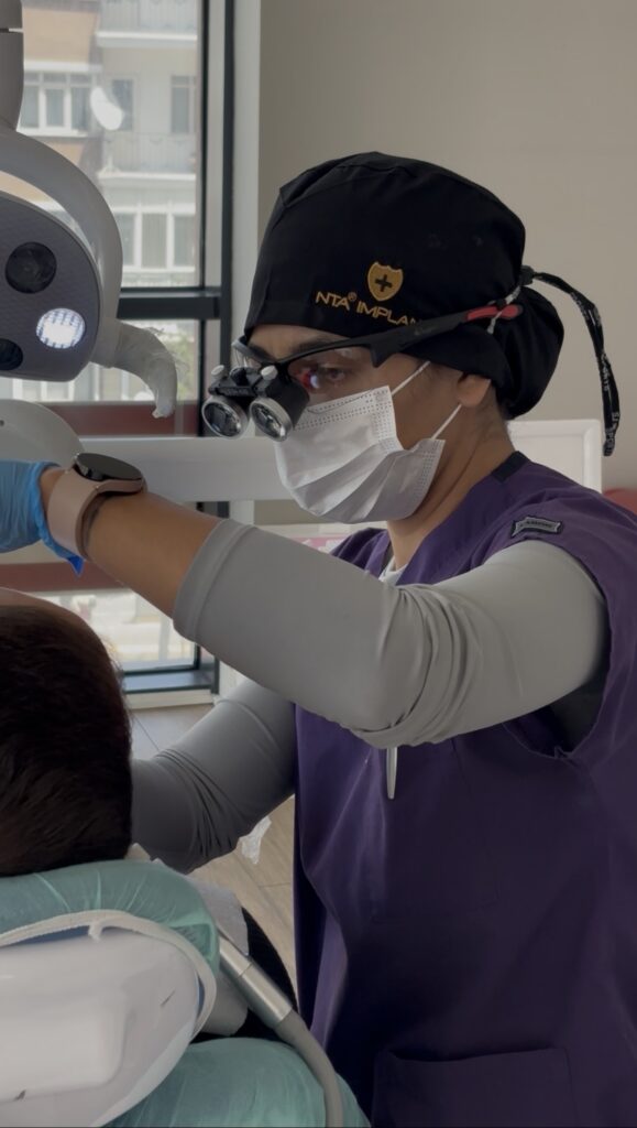 Ağrısız tedaviler ve detaylı muayene için Yasemin Tekeli Çalık Ağız ve Diş Sağlığı Kliniğinden Niğde diş hekimi randevu talebi oluşturun.